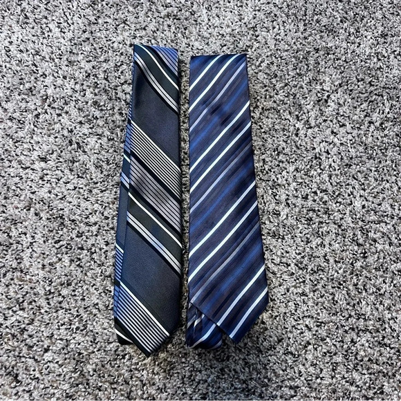 Lot Of 2 Van Heusen Ties - Picture 1 of 3